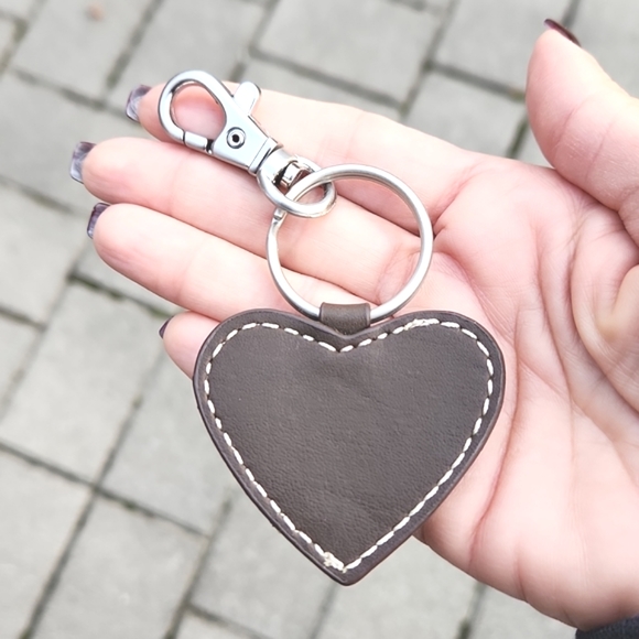 Anthropologie Dark Brown Leather Heart Photo Holder Purse Charm/Key Ring - Picture 2 of 3